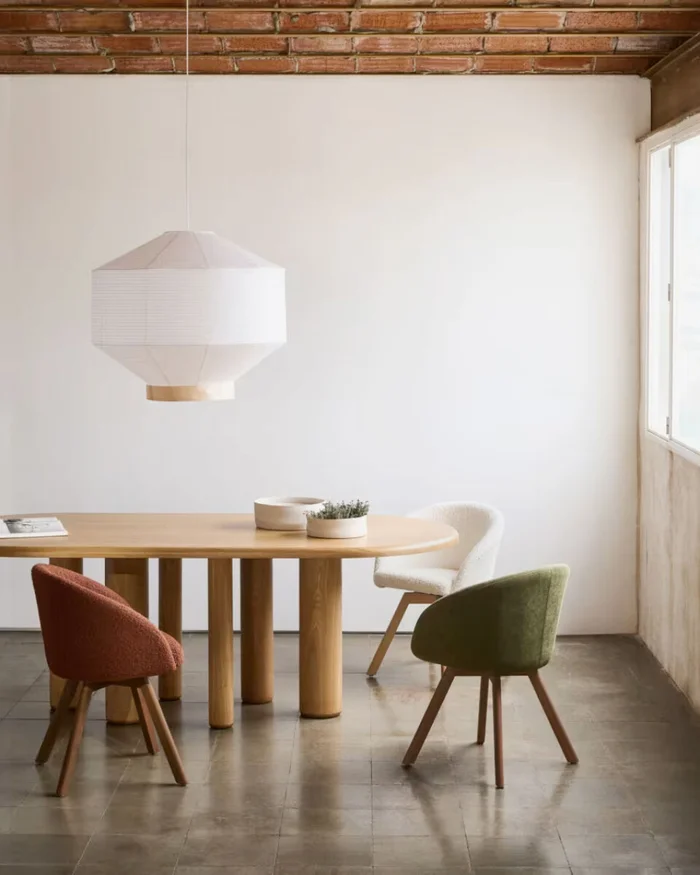 Mesa ovalada Mailen - en chapa de fresno con acabado natural Ø 220 x 105 cm en Madera natural - Mesas de comedor, Uruguay | Kavehome, vista 2