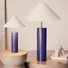Lámpara de mesa Shiva de metal con acabado pintado azul y blanco en Azul - Lámparas de mesa, Uruguay | Kavehome, vista 2 de 7