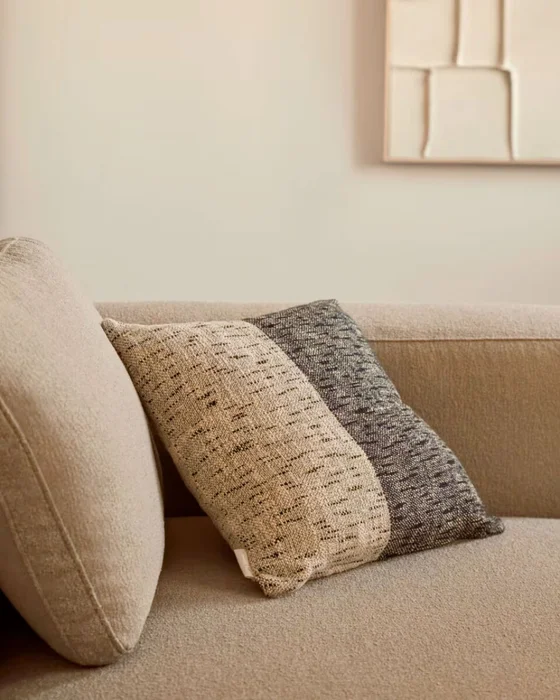 Almohadón Dalel gris 45 x 45 cm en Gris - Textiles, Uruguay | Kavehome, vista 2