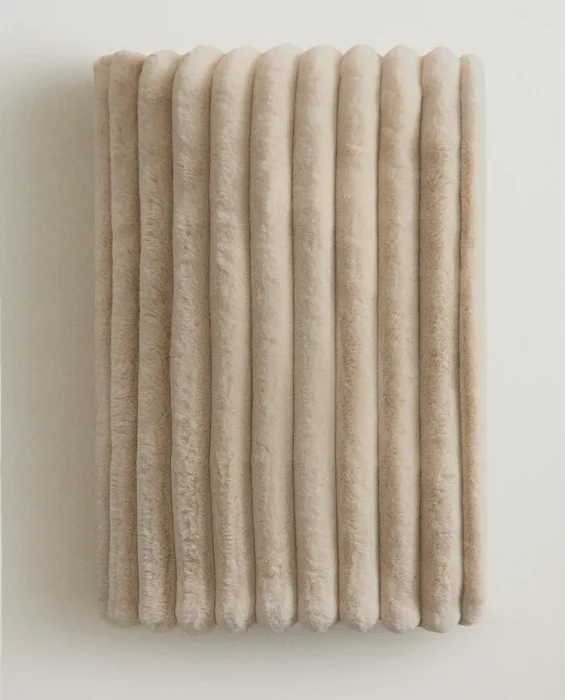 MANTA POLAR TEXTURA en Beige - Textiles, Uruguay | Zara Home