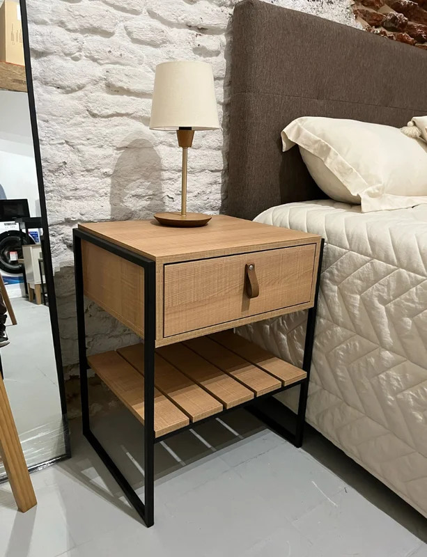 Mesa de Luz James (Marrón Claro/Hierro Negro) en Madera natural - Mesas de luz, Uruguay | Berna home, vista 3