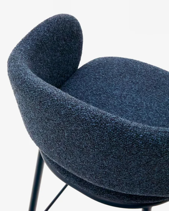 Taburete Maina - de chenilla azul y patas de acero con acabado azul FSC Mix Credit 65 cm en Azul - Butacas, banquetas y puffs, Uruguay | Kavehome, vista 3
