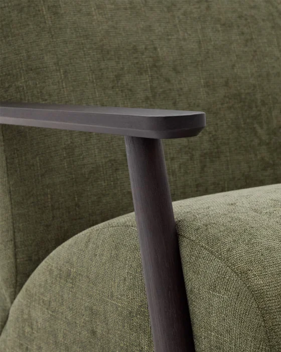 Butaca Meghan de chenilla verde y madera maciza de fresno con acabado wengué en Verde - Butacas, banquetas y puffs, Uruguay | Kavehome, vista 3