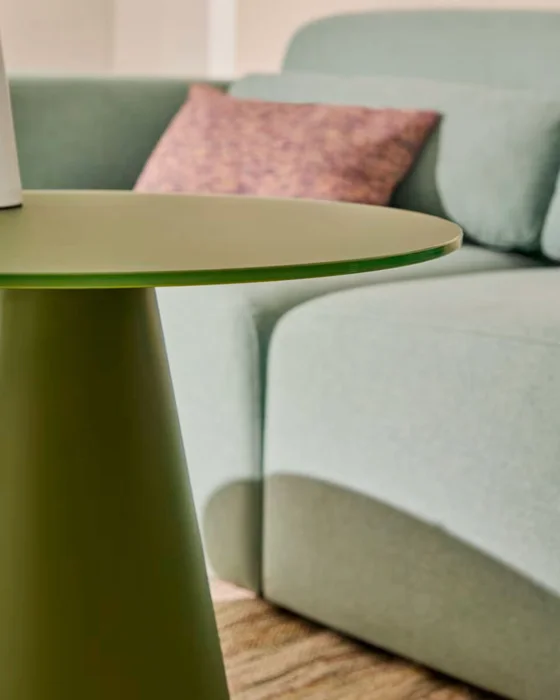 Mesa auxiliar Wilshire cristal templado glaseado y acero acabado - pintado verde mate Ø50cm en Verde - Mesas de arrimo, Uruguay | Kavehome, vista 3
