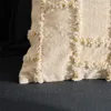 Funda de cojín amarilla Verion con detalle geométrico bordado 30 x 50 cm en Beige - Textiles, Uruguay | Kavehome, vista 3 de 4