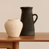 Jarrón Menre de terracota con acabado negro 26 cm en Negro - Jarrones, Uruguay | Kavehome, vista 2 de 6