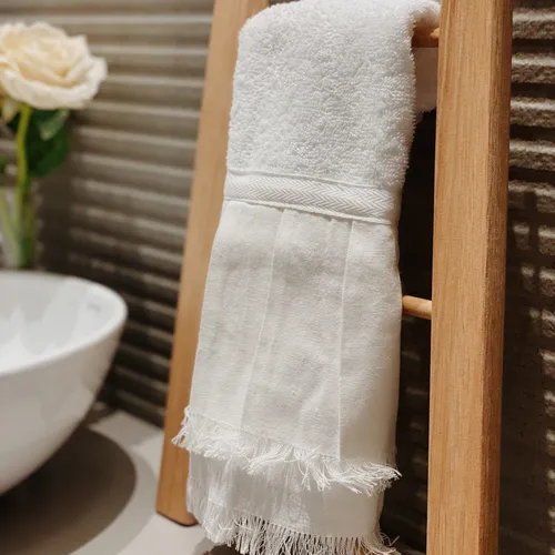 Kit baño con escalera y toalla blanca - Decoración, Uruguay | Dreams On Time
