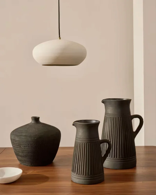 Jarrón Menre de terracota con acabado negro 26 cm en Negro - Jarrones, Uruguay | Kavehome, vista 3