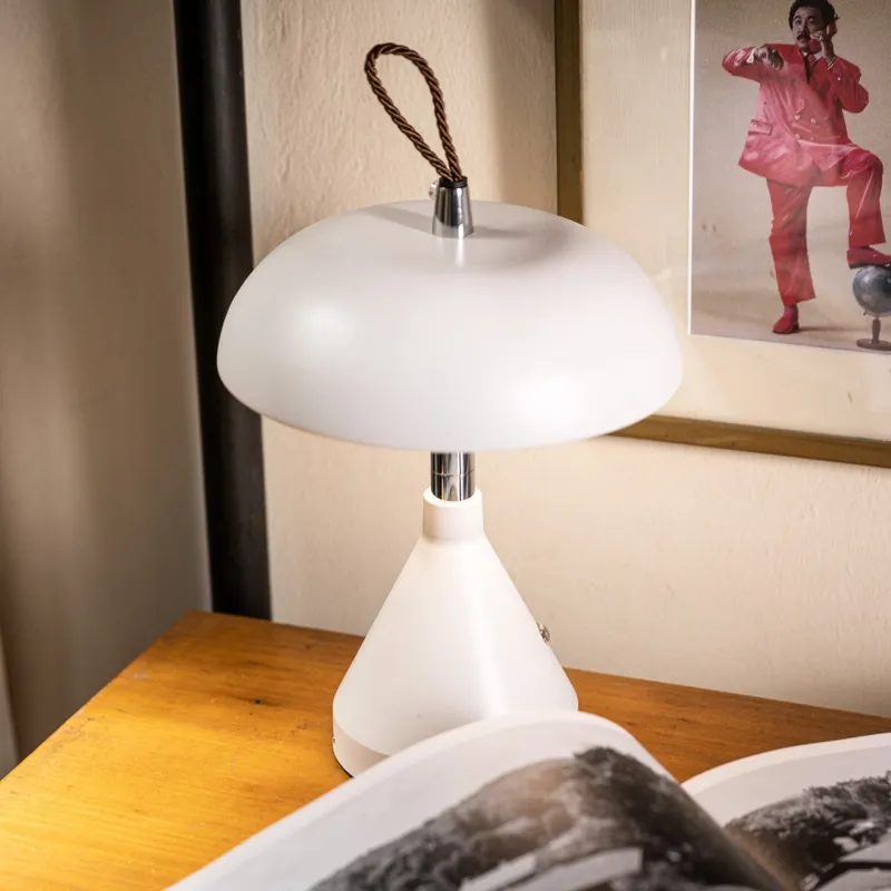 Lámpara de mesa viajera inalámbrica roja - Blanco en Blanco - Lámparas de mesa, Uruguay | Buho Store