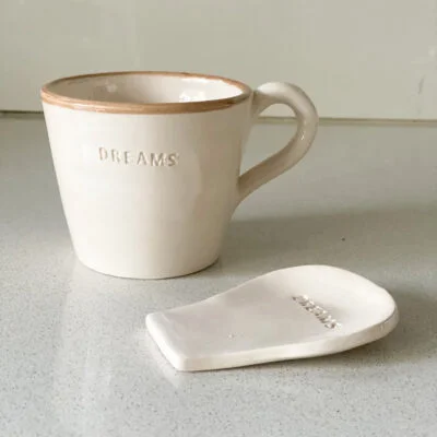 Taza + apoya cucharita en blanco cálido con detalle en tono tierra (puede variar) - Decoración, Uruguay | Dreams On Time, vista 3