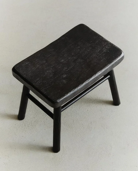 TABURETE MARTILLADO MINI MADERA en Marrón - Sillas, Uruguay | Zara Home