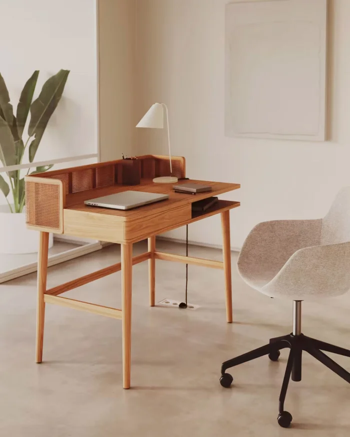 Escritorio Araxi de chapa, madera maciza de fresno y ratán 105 x 62 cm en Madera natural - Escritorios y sillas de escritorio, Uruguay | Kavehome, vista 2