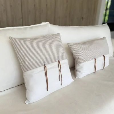 Almohadón lazo cuadrado a rayas blanco y beige (60cm) en Gris - Textiles, Uruguay | Dreams On Time, vista 2