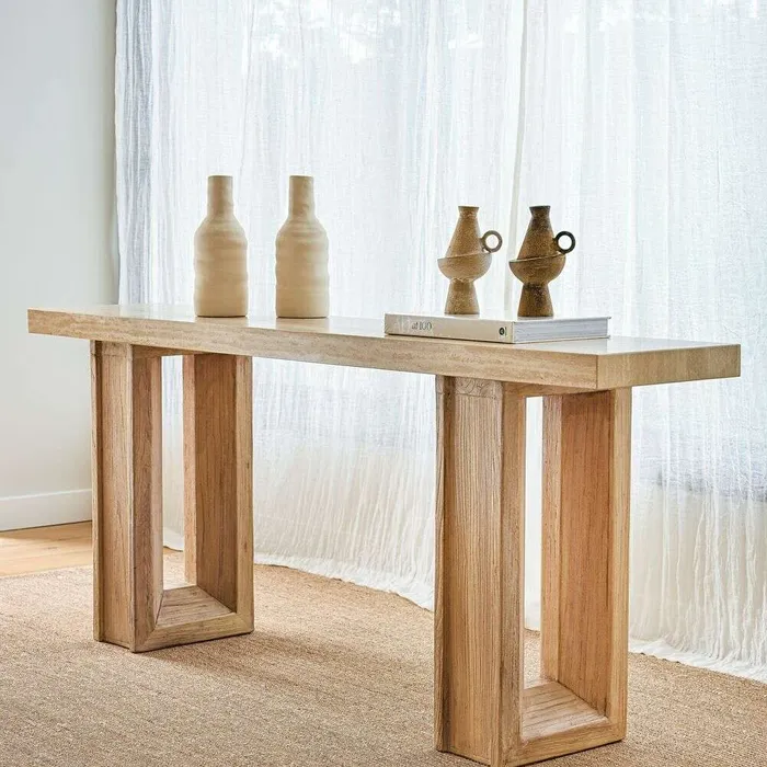 MESA DE ARRIMO / CONSOLA TRAVERTINO - 1.80 MTS en Madera natural, Uruguay | La Iberica