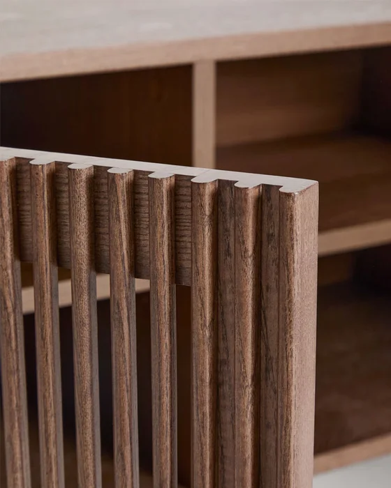 Zapatero Beyla 2 puertas de chapa y madera maciza de fresno con acabado tono nogal 98,5 cm en Marrón - Butacas, banquetas y puffs, Uruguay | Kavehome, vista 3