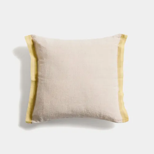 Almohadón Disea de lino beige con detalle amarillo 45 x 45 cm en Beige - Textiles, Uruguay | Kavehome