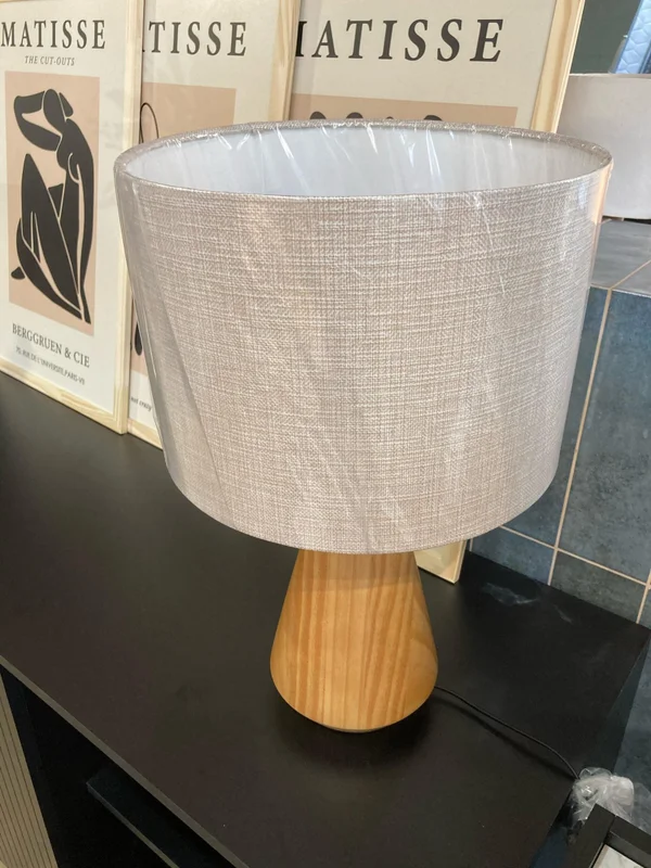 Lámpara de Mesa Garabe Cónica – Pantalla Lino Beige en Madera natural - Lámparas de mesa, Uruguay | Berna Home, vista 4