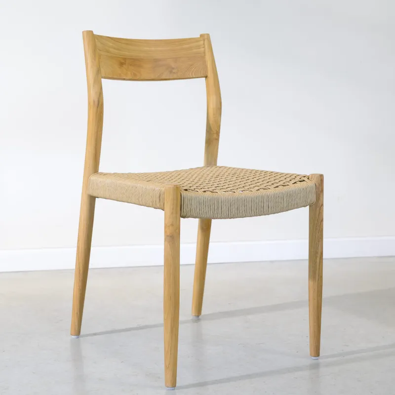 Silla en teca y fibra de loom sintética en Madera natural - Sillas, Uruguay | Entrecasa