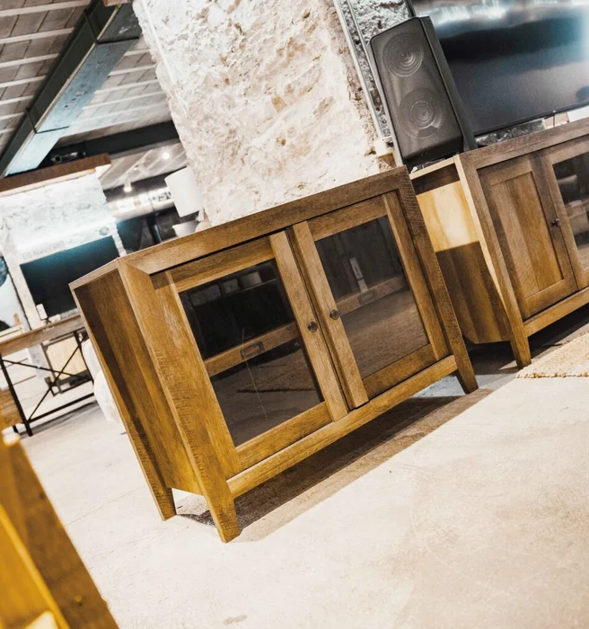 Rack TV Doble puerta vidriada - Sauder - Dakota Pass en Marrón - Muebles para TV, Uruguay | Rústico Hogar