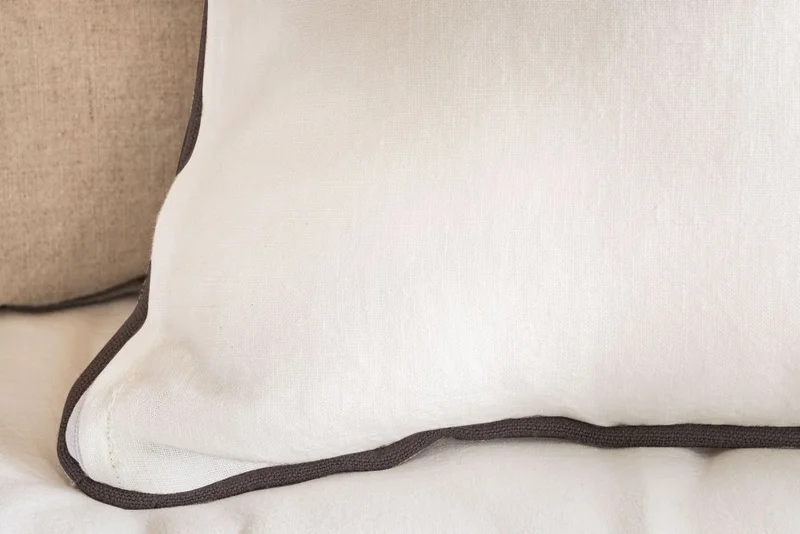 ALMOHADON AZUR CON VIVO - LINO BLANCO - 55 X 55 en Blanco - Textiles, Uruguay | La Iberica, vista 4