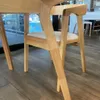 Juego de Comedor Ivy Mesa Rectangular Extensible 160cm con Seis Sillas Madera Natural de Gomero - Mesas de comedor, Uruguay | Berna home, vista 8 de 11