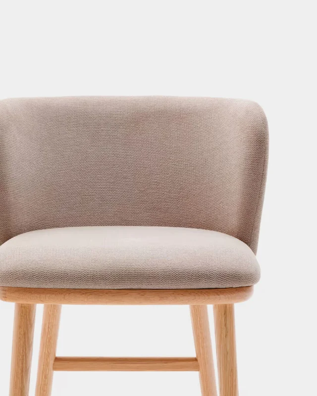 Taburete Ciselia chenilla - marrón y madera maciza fresno acabado tono natural 65cm en Marrón - Butacas, banquetas y puffs, Uruguay | Kavehome, vista 6