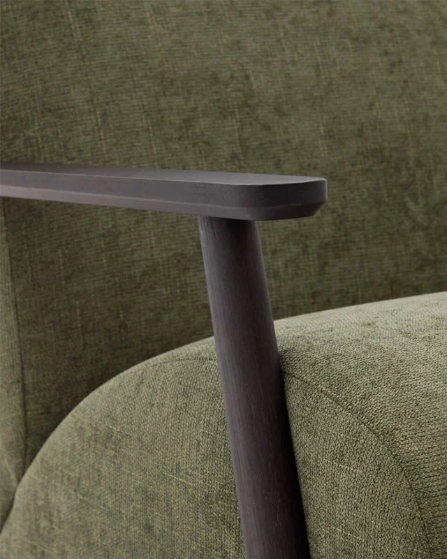 Butaca Meghan de chenilla verde y madera maciza de fresno con acabado wengué en Verde - Butacas, banquetas y puffs, Uruguay | Kavehome, vista 3