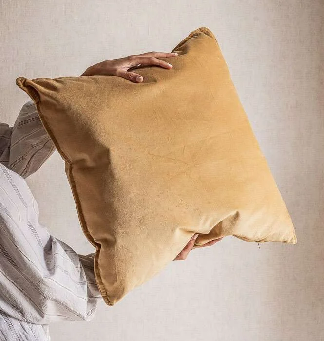 ALMOHADON TERCIOPELO ORO - 55 X 55 CMS en Dorado - Textiles, Uruguay | La Iberica