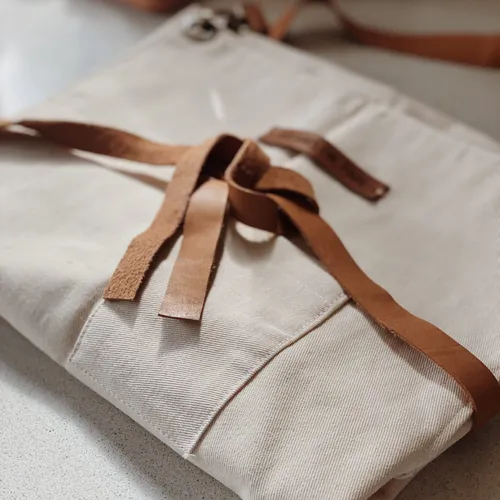 Delantal con cuero - Textiles, Uruguay | Dreams On Time