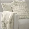 Almohadón Aima beige y blanco - 45 x 45 cm en Blanco - Textiles, Uruguay | Kavehome, vista 5 de 7