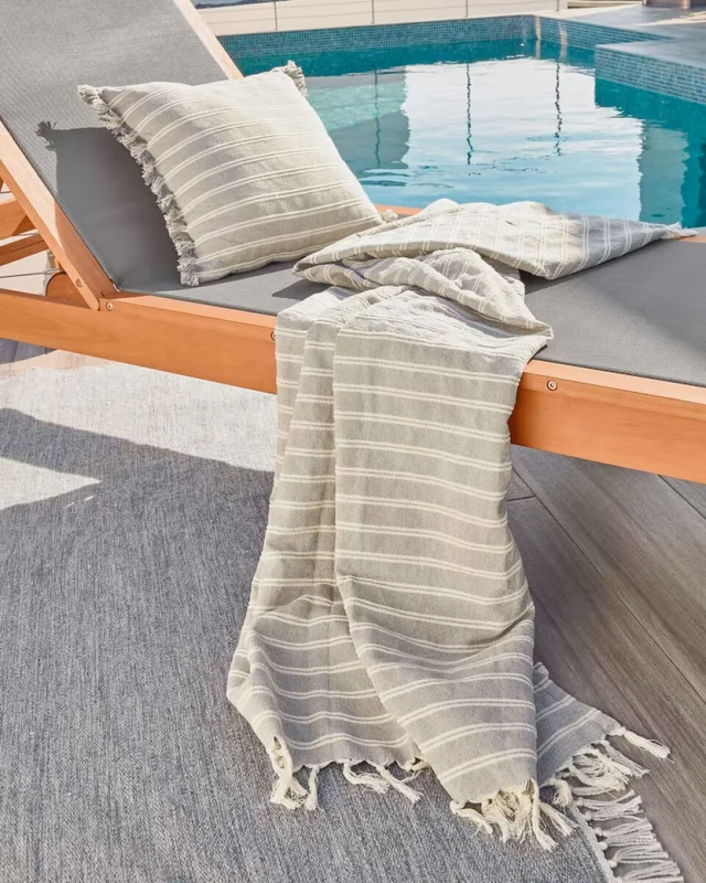 Reposera de exterior Caterin - de madera maciza de eucalipto en color gris en Gris - Muebles, Uruguay | Kavehome, vista 3