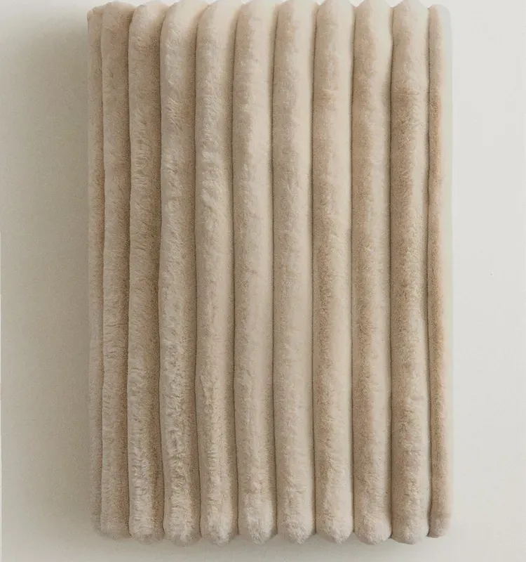 MANTA POLAR TEXTURA en Beige - Textiles, Uruguay | Zara Home