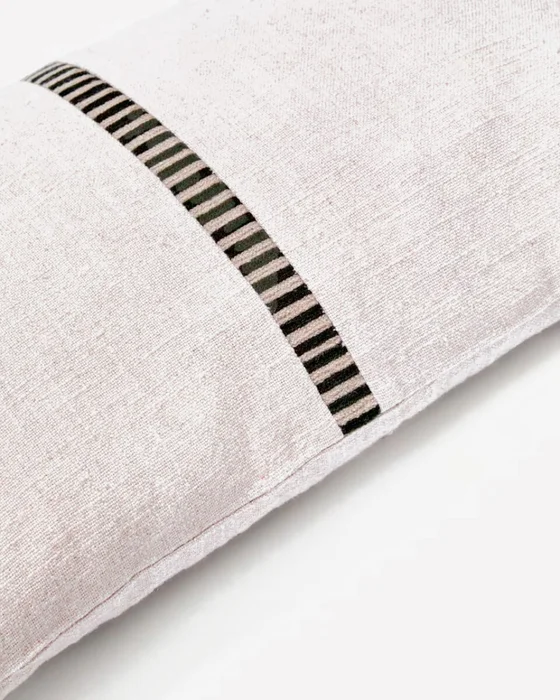 Almohadón Ardit de lino y algodón beige con raya bordada a contraste - verde 30 x 50 cm en Beige - Textiles, Uruguay | Kavehome, vista 3