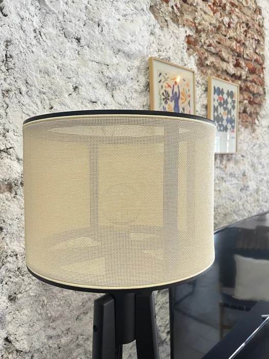 Lámpara Trippe Madera y Esterilla – Negro en Madera natural - Lámparas de pie, Uruguay | Berna Home, vista 4