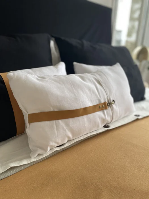 Almohadón blanco con gancho en Blanco - Textiles, Uruguay | Dreams On Time
