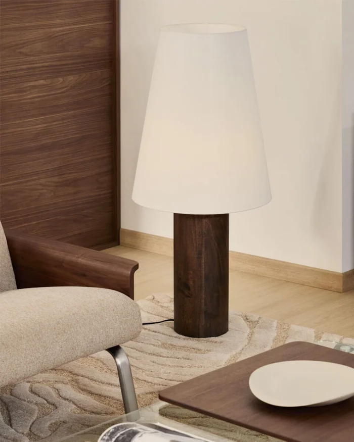 Lámpara de pie Marga de madera maciza con acabado natural - con acabado oscuro en Marrón - Lámparas de pie, Uruguay | Kavehome, vista 2