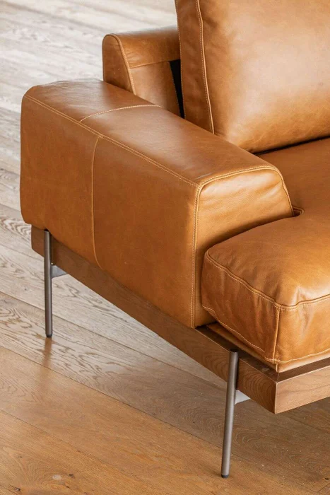 SILLON COSMOPOLITAN - CUERO ITALIANO CARAMELO en Marrón - Sillones y sofás, Uruguay | La Iberica, vista 3