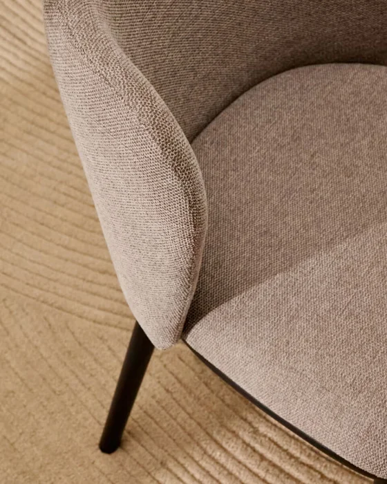 Silla Ciselia - de chenilla marrón claro y acero negro en Beige - Sillas, Uruguay | Kavehome, vista 3