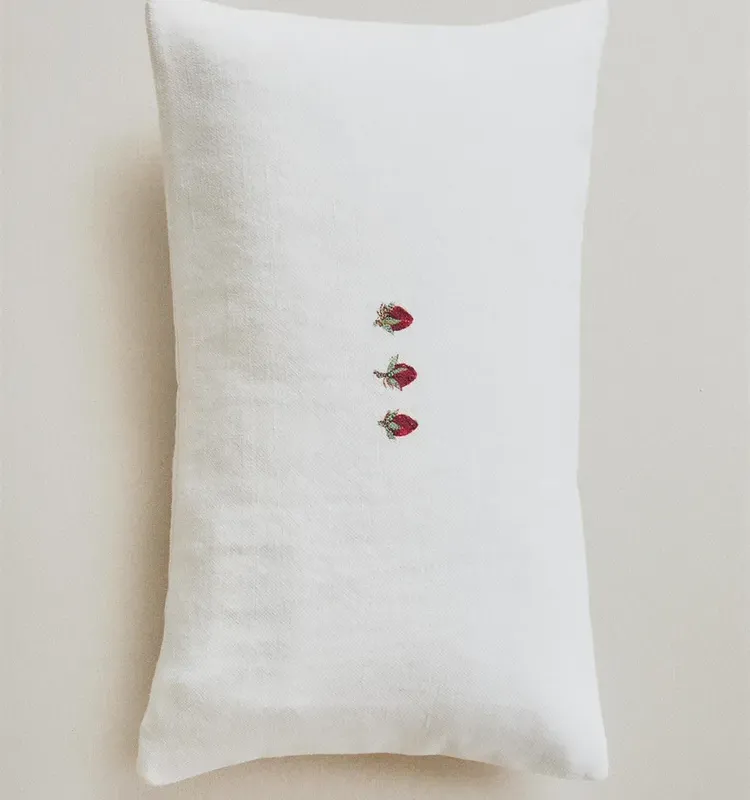 FUNDA COJÍN FRESAS en Blanco - Textiles, Uruguay | Zara Home