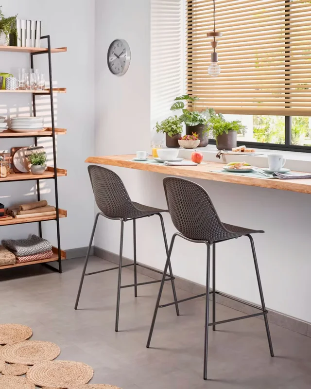 Taburete Quinby - gris altura 75 cm en Blanco - Butacas, banquetas y puffs, Uruguay | Kavehome, vista 3