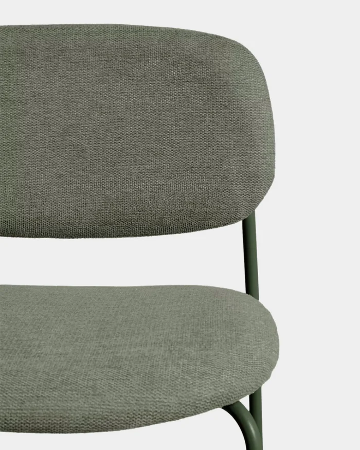 Taburete apilable Meli de chenilla verde y patas de metal verde FSC Mix Credit 65 cm en Verde - Butacas, banquetas y puffs, Uruguay | Kavehome, vista 2