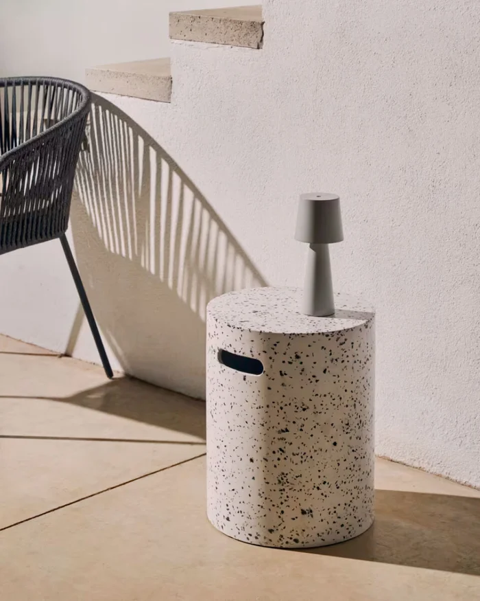 Reposapiés exterior Jenell terrazo - blanco Ø 35 cm en Blanco - Mesas de arrimo, Uruguay | Kavehome, vista 2