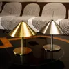 Lámpara de mesa cónica metálica - dorada en Dorado - Lámparas de mesa, Uruguay | Buho Store, vista 3 de 5