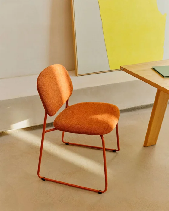Silla apilable Meli de chenilla - terracota y patas de metal terracota en Rojo - Sillas, Uruguay | Kavehome, vista 3