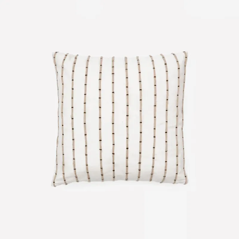 Almohadón Auila 100% de algodón con bordado de yute 45 x 45 cm en Beige, Blanco, Negro - Textiles, Uruguay | Kavehome