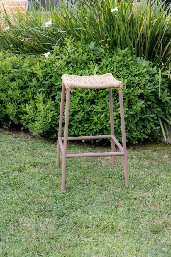 Banqueta de barra en cuerda náutica beige y aluminio en Beige - Butacas, banquetas y puffs, Uruguay | Entrecasa, vista 2