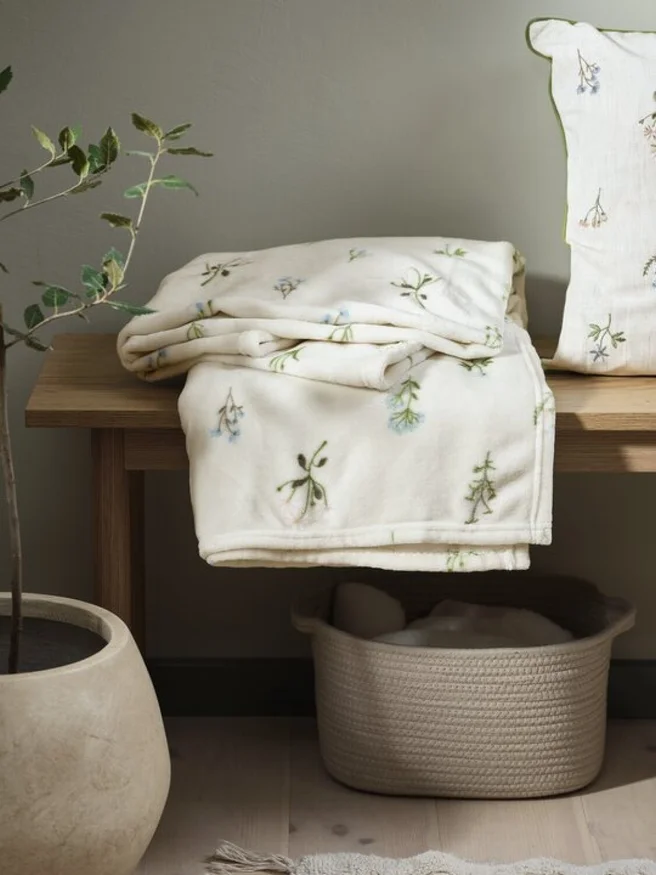 Manta throw ENGSOLEI 130x170 fleece blanco/verde - Textiles, Uruguay | JYSK, vista 2