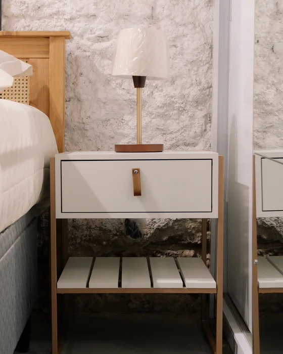 Mesa de Luz James (Blanca/Hierro Dorado) en Blanco - Mesas de luz, Uruguay | Berna home, vista 2