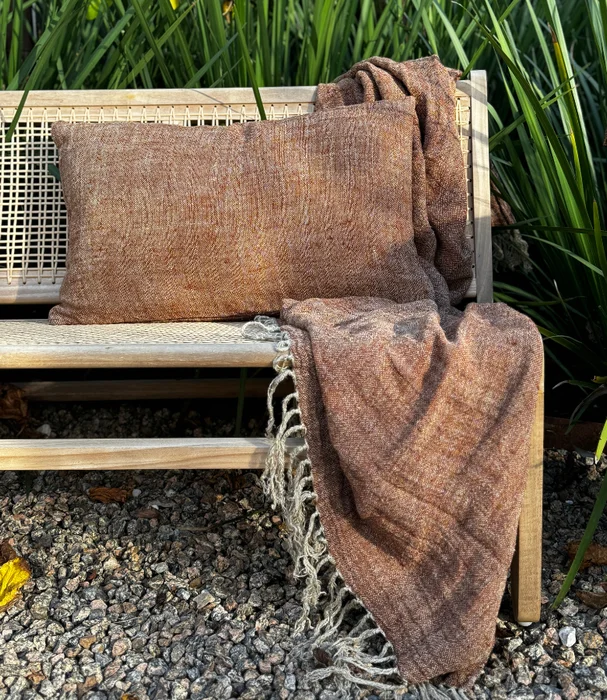 ALMOHADON RUSTICO LISO NATURAL en Rojo - Textiles, Uruguay | Más Infinito Casa
