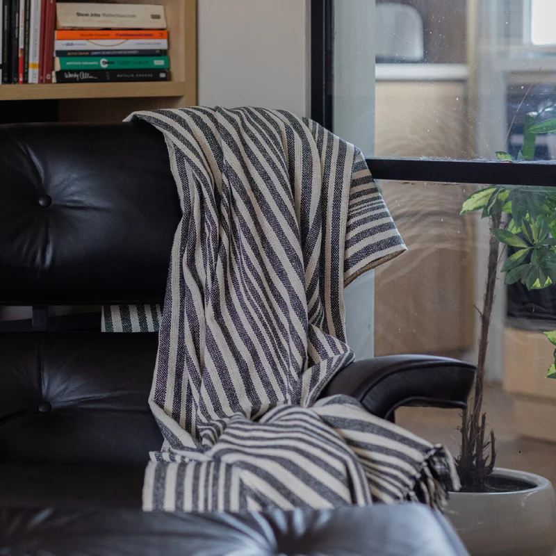 Manta para sillon y cama algodón Rayas Taupe - 180 x 130 cm en Beige - Textiles, Uruguay | Buho Store, vista 4